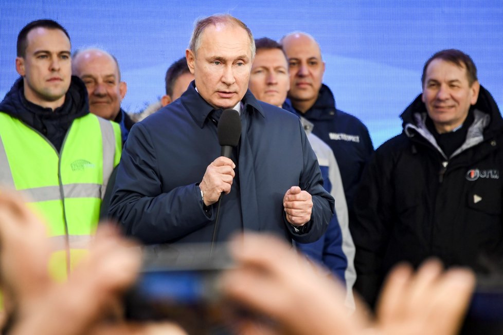 Přepravu po železnici zahájil prezident Putin. (23. 12. 2019)