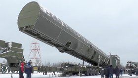Záběry ruské televize RU-RTR ukazují nové ruské zbraně. Putin ve čtvrtečním projevu  oznámil vývoj nových jaderných zbraní, které jinde ve světě nemají obdoby