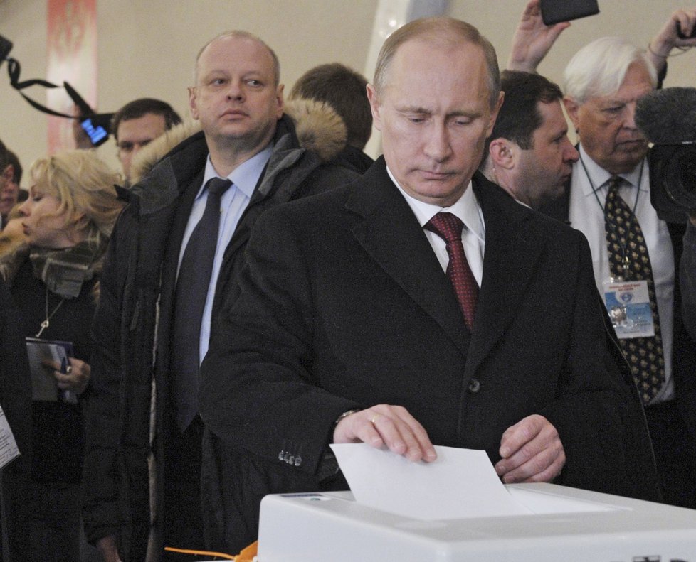 Vladimir Putin haše hlas se svým jménem do volební urny