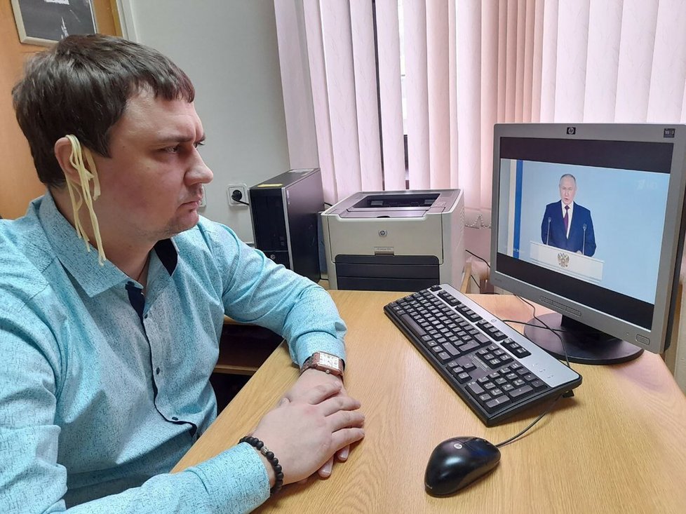 Ruský politik, jenž poslouchal Putinův projev s nudlemi na uších, dostal pokutu.