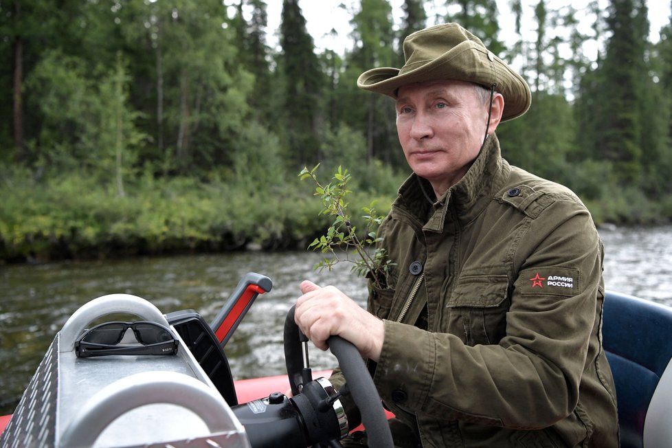 Putin totiž v motorovém člunu neměl na sobě záchrannou vestu.