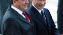 Putin s bývalým německým premiérem Gerhardem Schröderem, který se po skončení funkčního období začal pracovat pro konsorcium budující plynovod Nord Stream, financovaný z velké části ruským energetickým gigantem Gazprom. (Foto Profimedia)