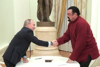 Hvězda akčňáků Seagal má metál od Putina. Rusové ho chválí za „humanitární spolupráci“