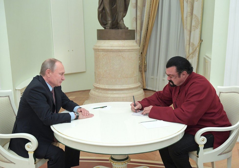 Putin a Seagal se setkali při předání hercova ruského pasu.