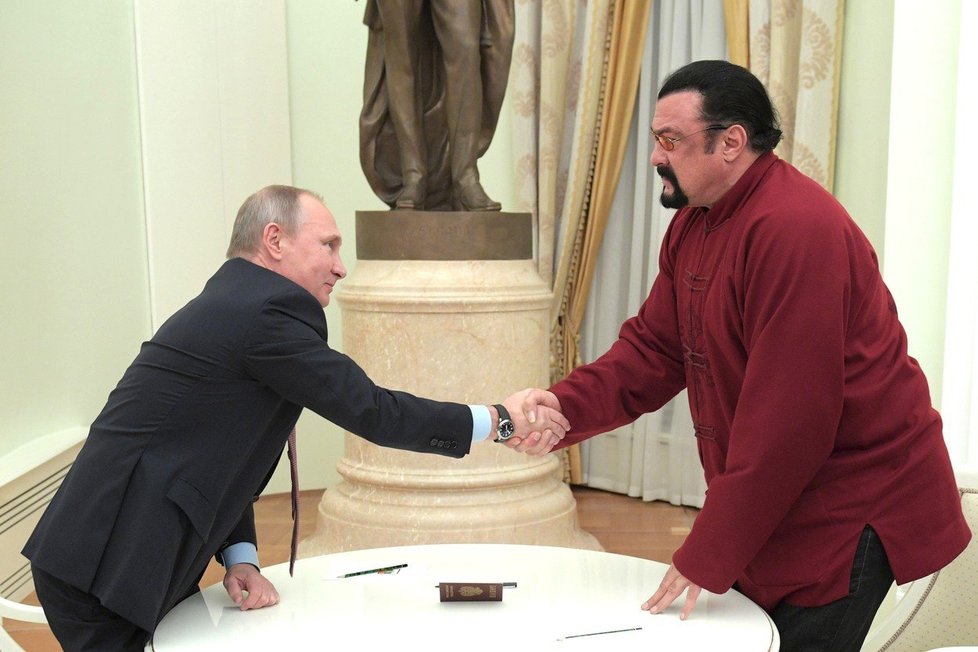 Putin a Seagal se setkali při předání hercova ruského pasu