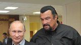 Těžko ho zabít: Akční herec Seagal hrál na Krymu separatistům