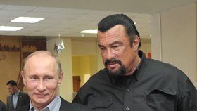 Seagal, který se přátelí s Vladimirem Putinem, hrál na Krymu separatistům