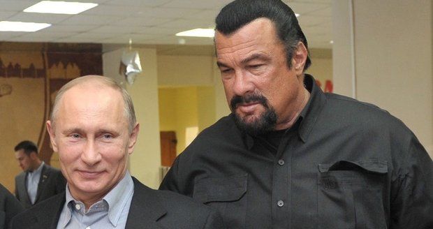 Seagal, který se přátelí s Vladimirem Putinem, hrál na Krymu separatistům