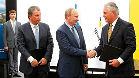 Igor Sečin, Vladimir Putin a šéf ExxonMobilu Rex Tillerson na Sibiři (2012).