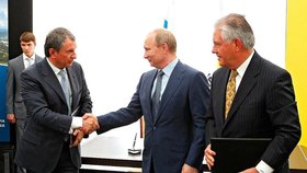 Igor Sečin, Vladimir Putin a šéf ExxonMobilu Rex Tillerson na Sibiři (2012).