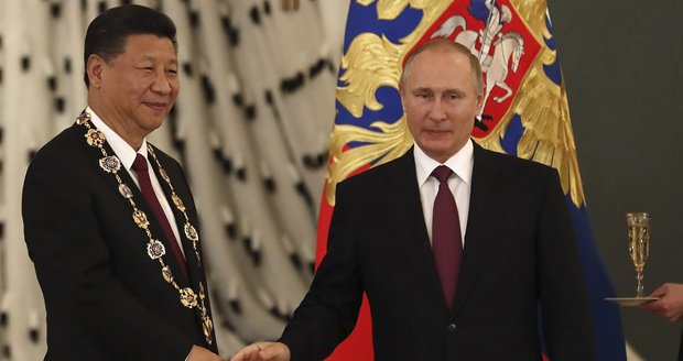 Putin si notoval s čínským prezidentem. Obchody kvetou, Si Ťin-pching má metál