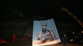 Obří Putin má upozornit na hrozící nebezpečí, že se Česká republika dostane do područí Kremlu