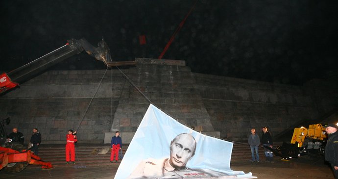 Obří plachtu s Putinem začali vztyčovat v noci