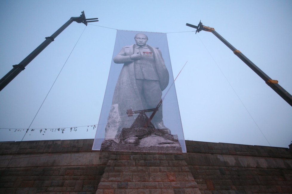 &#34;Nedovolme Miloši Zemanovi, aby nás vydal do Putinovy náruče,&#34; hlásá iniciativa Dekomunizace.cz, která plakát s ruským premiérem vyvěsila na místě bývalého Stalinova pomníku