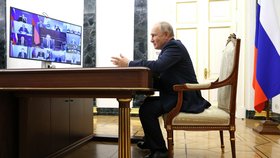Vladimir Putin při telekonferenci (8. 2. 2024).