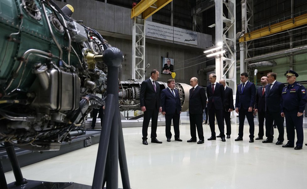 Vladimir Putin v Kuzněcovově konstrukční kanceláři leteckých motorů (5. 9. 2025(. Vladimir Putin v Kuzněcovově konstrukční kanceláři leteckých motorů (5. 9. 2025(.
