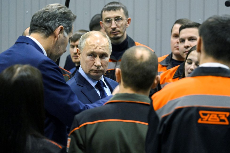 Ruský prezident Vladimir Putin (uprostřed) hovoří se zaměstnanci továrny Uralvagonzavod v ruském Nižním Tagilu, čtvrtek 15. února 2024.