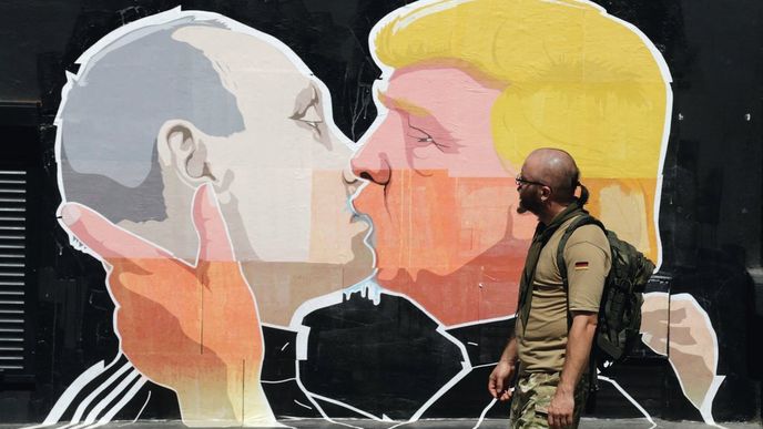 Vladimir Putin a Donald Trump v objetí.