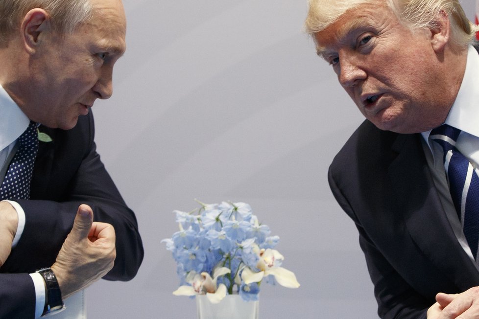 Ruský prezident Vladimir Putin (vlevo) a americký prezident Donald Trump se setkali na okraj summitu G20 (7. 7. 2017).