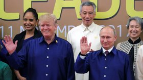 Prezidenti Trump a Putin na summitu APEC, pro rok 2017 frčely tradiční vietnamské hedvábné košile.
