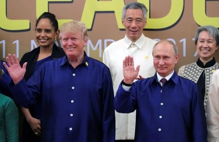 Prezidenti Trump a Putin na summitu APEC, pro rok 2017 frčely tradiční vietnamské hedvábné košile.