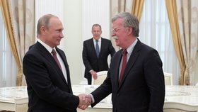 Ušakov informoval o výsledcích středečního jednání Putina s Trumpovým poradcem pro národní bezpečnost Johnem Boltonem v Moskvě.