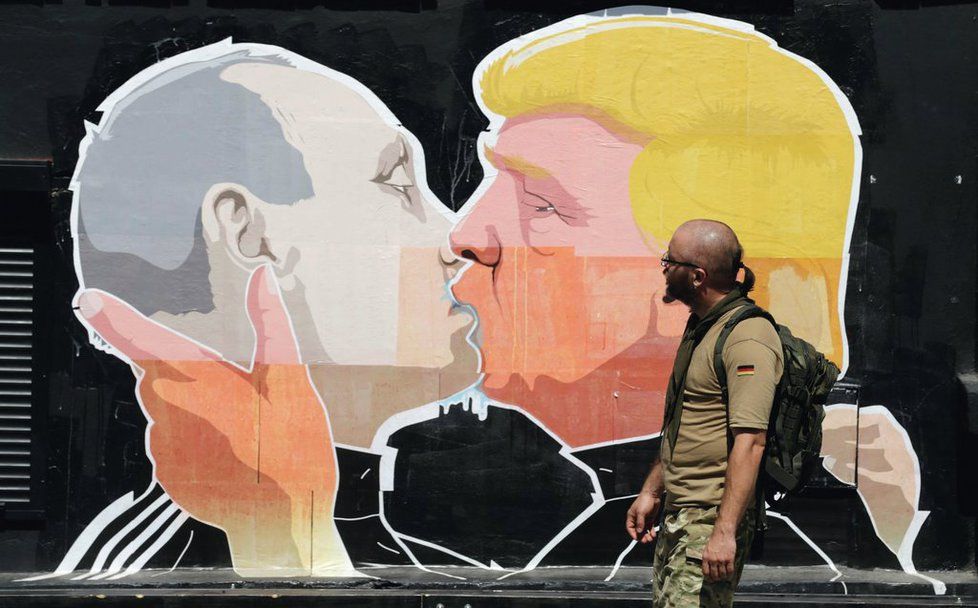 Vladimir Putin a Donald Trump v objetí