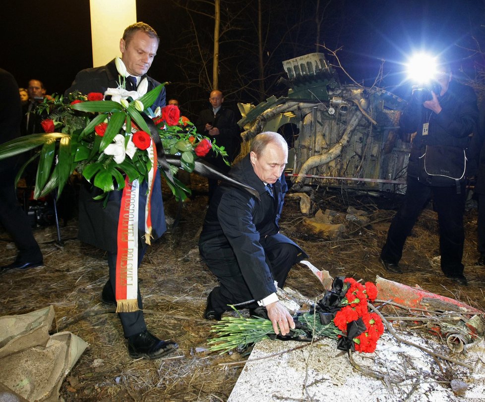Poklonit se mrtvým a položit květiny přijeli premiéři obou zemí Vladimír Putin (vpravo) a Donald Tusk