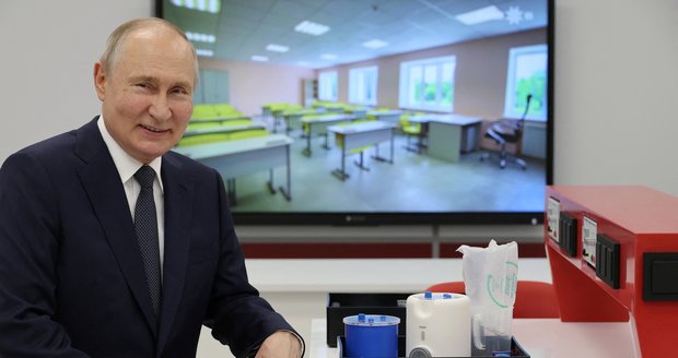 „Profesor“ Putin mezi školáky: Kremelská propaganda jede naplno už na základkách