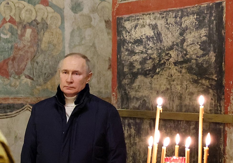 Putin se letos nepřipojil k věřícím a měl v Moskvě vánoční mši jen sám pro sebe.