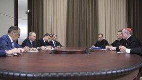 Rusko si cení dialogu s Vatikánem, řekl při setkání s kardinálem Pietrem Parolinem ruský prezident Vladimir Putin.