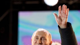 Vladimir Putin bude prezidentem Ruska do roku 2024. Ve volbách mu dalo hlas na 55 milionů Rusů. Své vítězství si užíval mezi lidmi a přijímal také první gratulace. Mezi prvními z Číny