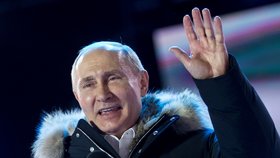 Vladimir Putin bude prezidentem Ruska do roku 2024. Ve volbách mu dalo hlas na 55 milionů Rusů. Své vítězství si užíval mezi lidmi a přijímal také první gratulace. Mezi prvními z Číny