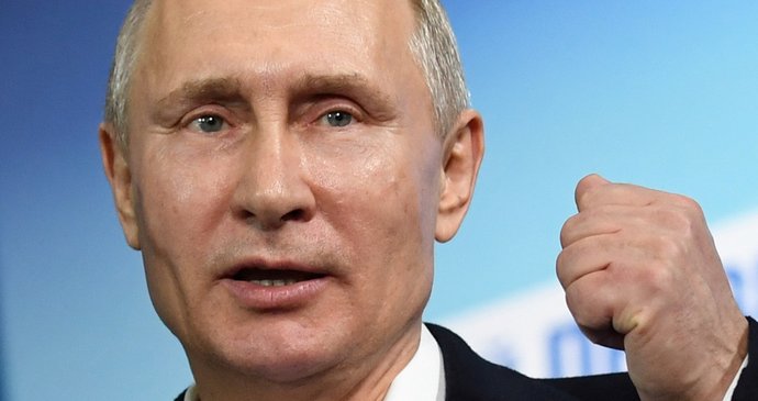 Vladimir Putin bude prezidentem Ruska do roku 2024. Ve volbách mu dalo hlas na 55 milionů Rusů. Své vítězství si užíval mezi lidmi a přijímal také první gratulace. Mezi prvními z Číny