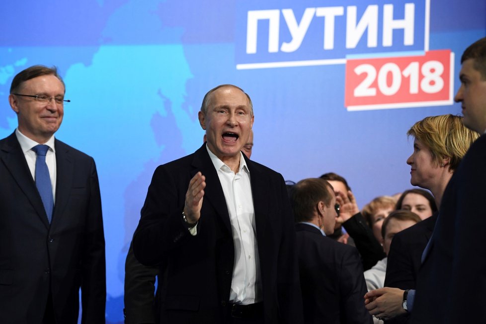 Vladimir Putin bude prezidentem Ruska do roku 2024. Ve volbách mu dalo hlas na 55 milionů Rusů. Své vítězství si užíval mezi lidmi a přijímal také první gratulace. Mezi prvními z Číny