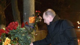 Putin pokládá růže na místo výbuchu