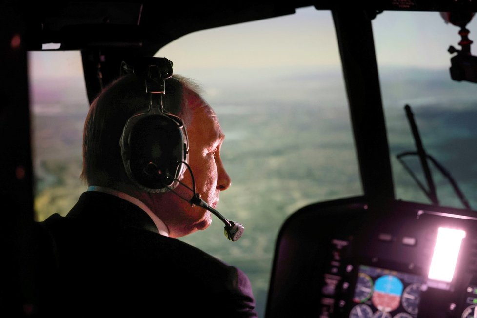 Vladimir Putin v simulátoru vrtulníku Mi-171A2 v Ulan-udském leteckém závodě.