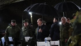 Vladimir Putin si prohlédl vojenskou techniku (2. 10. 2026).