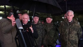Vladimir Putin si prohlédl vojenskou techniku (2. 10. 2026).