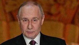 Putinova bolavá nateklá ruka