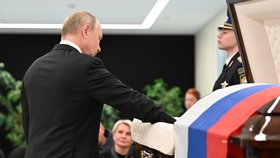 Zdrcený ruský prezident Vladimir Putin během smutečního rozloučení s tragicky zesnulým ministrem pro mimořádné události Jevgenijem Ziničevem (10. 9. 2021)