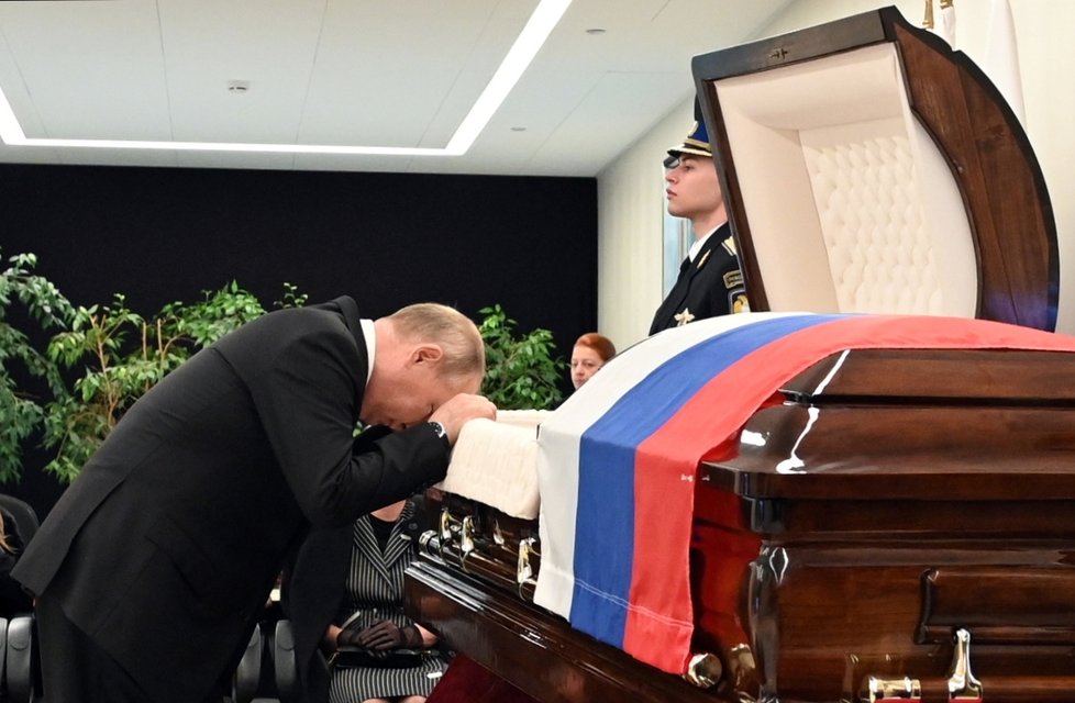 Zdrcený ruský prezident Vladimir Putin během smutečního rozloučení s tragicky zesnulým ministrem pro mimořádné události Jevgenijem Ziničevem (10. 9. 2021)