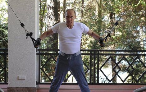 Putin si pořádně protáhl celé tělo.
