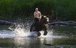 Koně v Rusku nefrčí, drsňáci jezdí na medvědech!