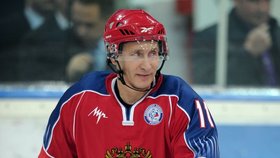 Ruský národní sport je hokej, takže brusle musel obout i premiér