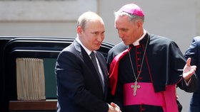 Putina přivítal arcibiskup george Gnaswein