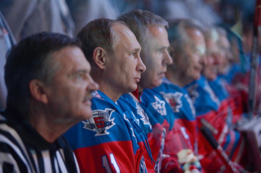 Ruský prezident Vladimir Putin na střídačce, v popředí prezident IIHF Rene Fasel