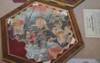 113 let stará rarita  Raritou je porcelánové puzzle z roku 1900, které skládali lidé před 113 lety. Má jednašedesát šestiúhelníkových dílků, takže se zdá jednoduchá. Ale tím, že se každý dílek dá otočit na šest stran, se skládání komplikuje.