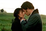 Pýcha a předsudek (2005): polibek Keiry Knightley (30) a Matthewa MacFadyena (41) v jednom z nejromantičtějších příběhů bychom nemohly vynechat.