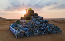 V Egyptě stojí nová pyramida: Místo kamene  je z odpadků!